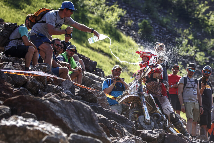 Ein Zuschauer kühlt den Matthew Green (RSA) während des Red Bull Hare Scramble anl. des Erzberg Rodeo 2022 am Sonntag, 19. Juni 2022, am Erzberg in Eisenerz. // A spectator is cooling Matthew Green (RSA) during the Red Bull Hare Scramble of the Erzberg Rodeo on Sunday, June 19 j2022, in Eisenerz, Austria.